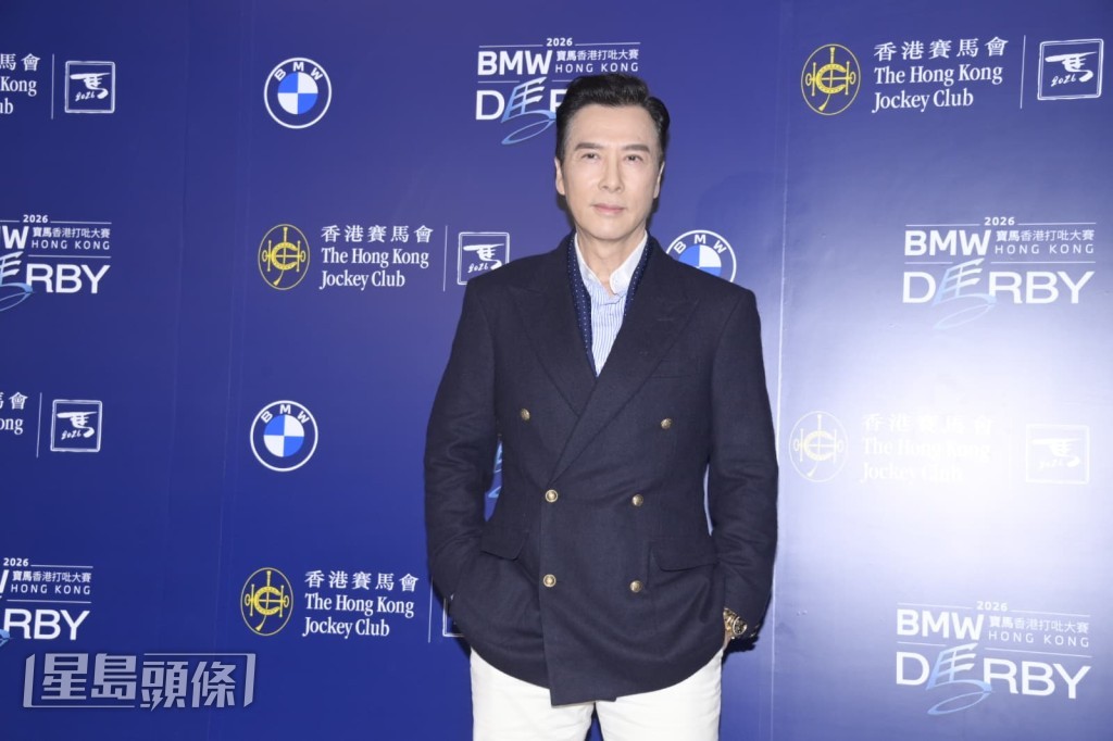 今年春晚其中一個環節是人形機械人化身武術高手,令人震驚,問甄子丹可擔心被機械人威脅?他說:「我都年紀大,威脅得來我都退休,是威脅下一代,但科技發展是必然,我覺得無乜野,平常心,不用怕。」 今年春晚其中一個環節是人形機械人化身武術高手,令人震驚,問甄子丹可擔心被機械人威脅?他說:「我都年紀大,威脅得來我都退休,是威脅下一代,但科技發展是必然,我覺得無乜野,平常心,不用怕。」
