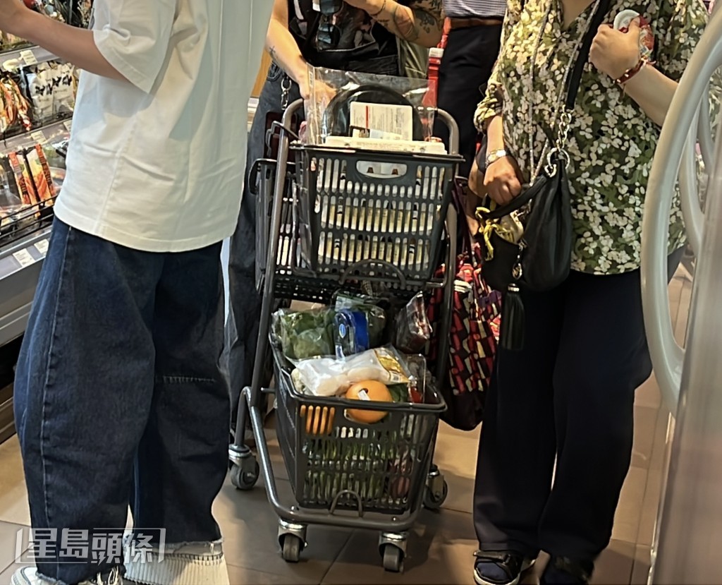 千嬅超市收獲豐富。