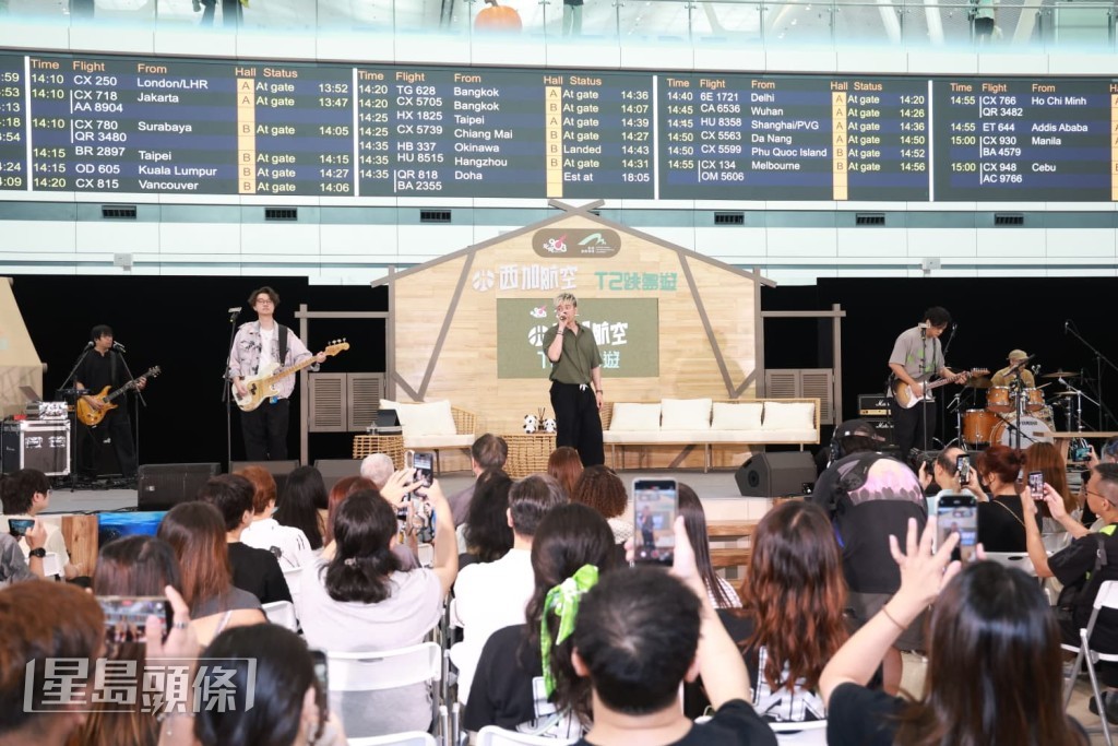 首次在機場演出，Dear Jane表現興奮。