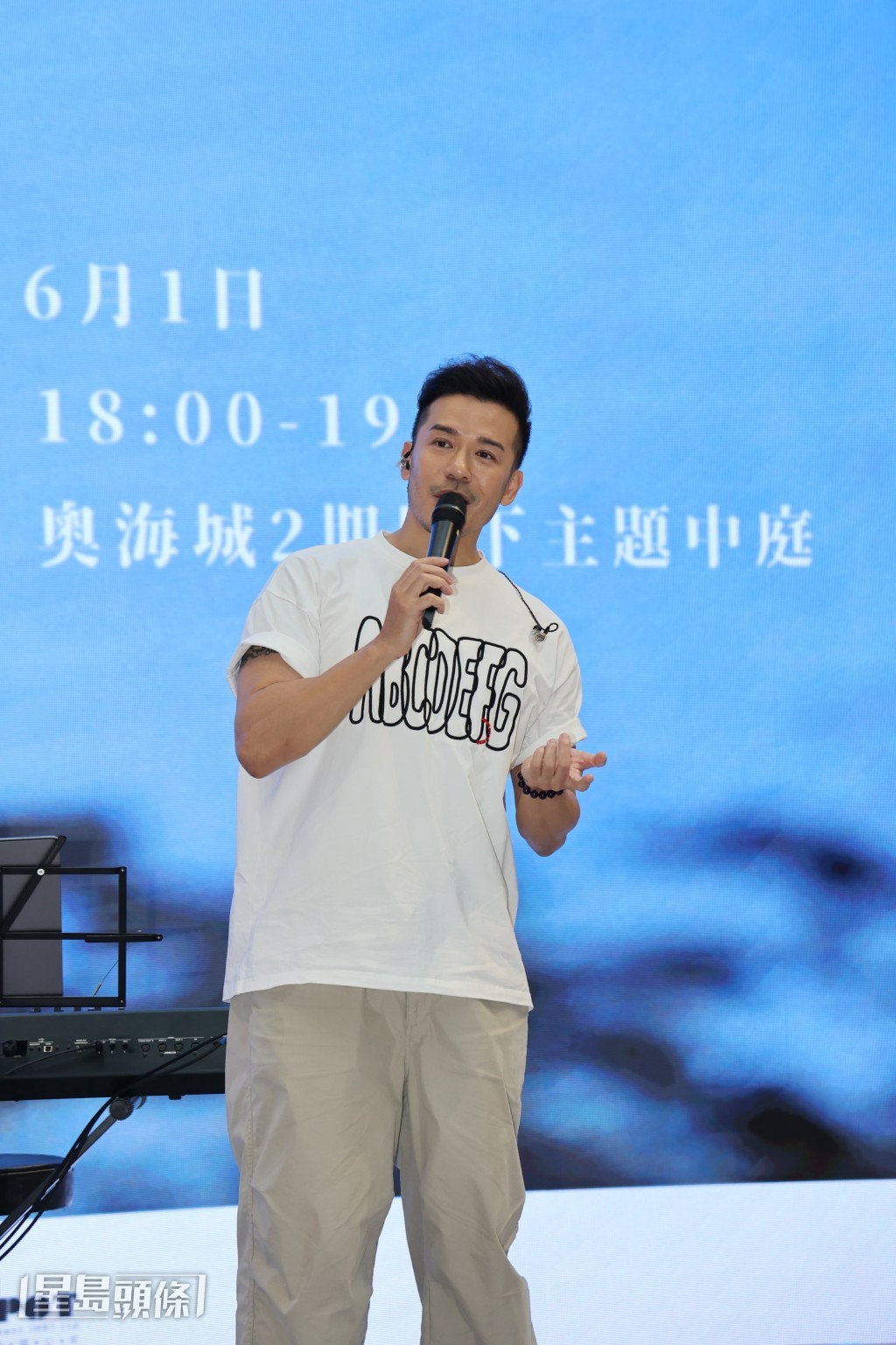 沈震軒到一所商場作現場表演。 沈震軒到一所商場作現場表演。