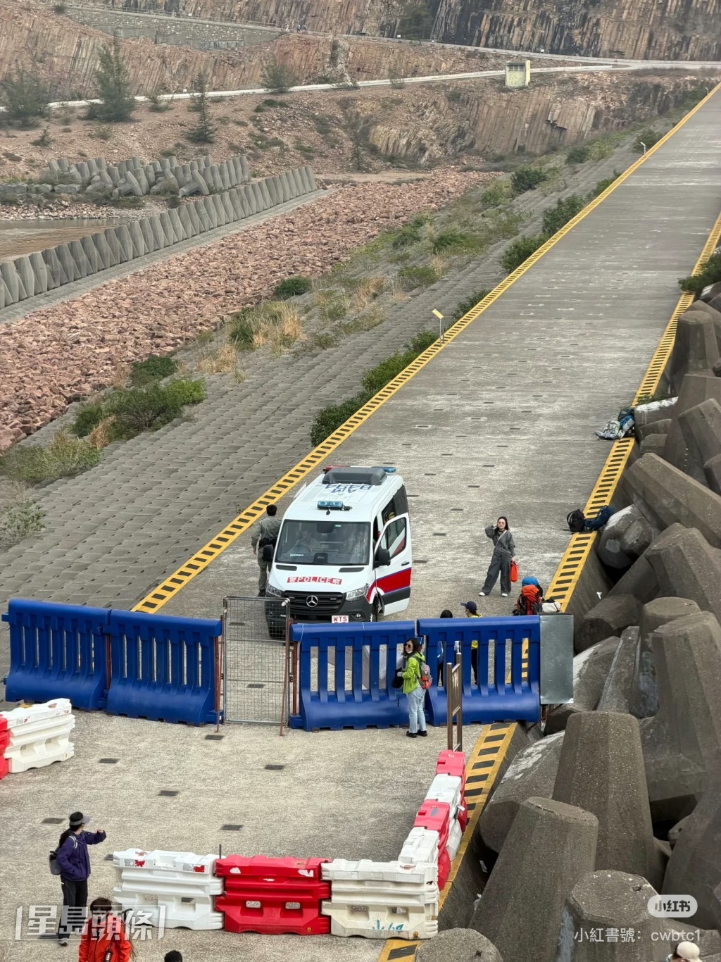 警車在東壩候命。小紅書圖片 警車在東壩候命。小紅書圖片