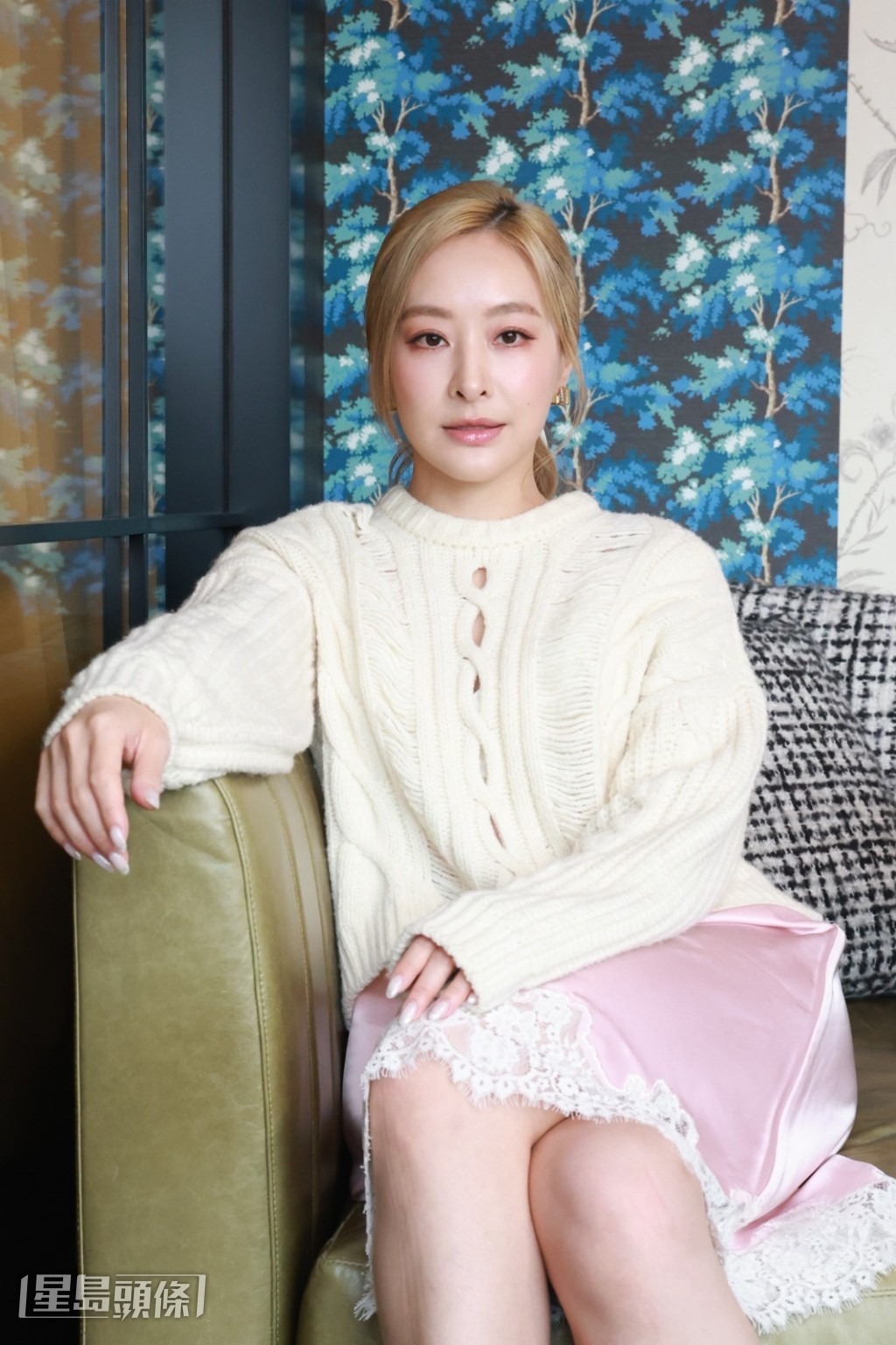 因为新剧《卧底娇娃》在新年期间播出，要与张曦雯、罗毓仪等一起现身宣传，同观众拜年。