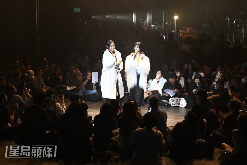 Marf和Winka當晚呼籲台下歌迷寫下對音樂會感受。 Marf和Winka當晚呼籲台下歌迷寫下對音樂會感受。