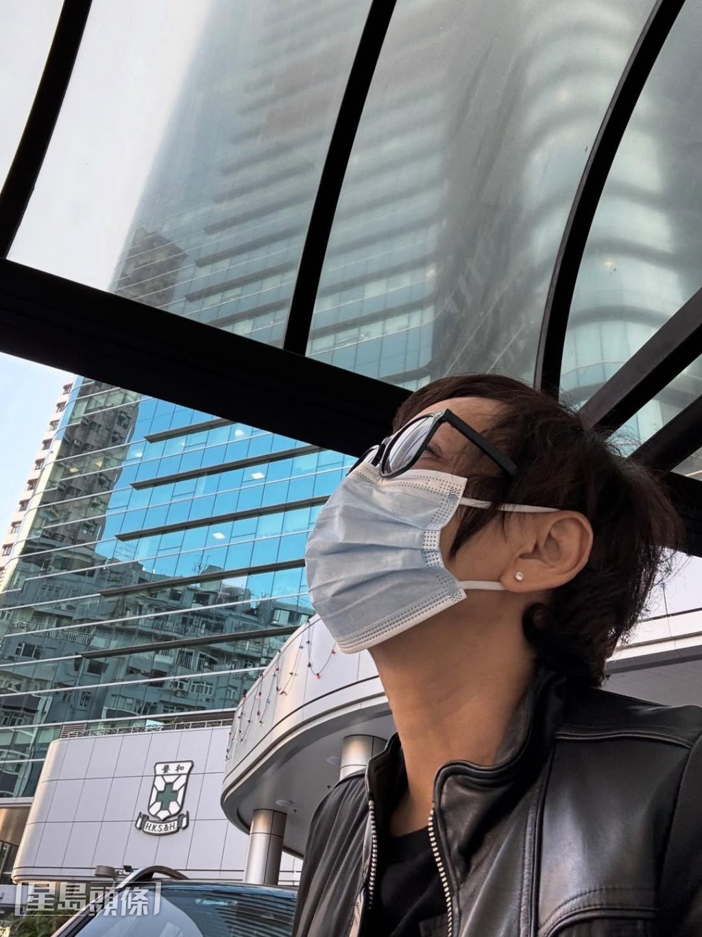 余安安在醫院外自拍。 余安安在醫院外自拍。