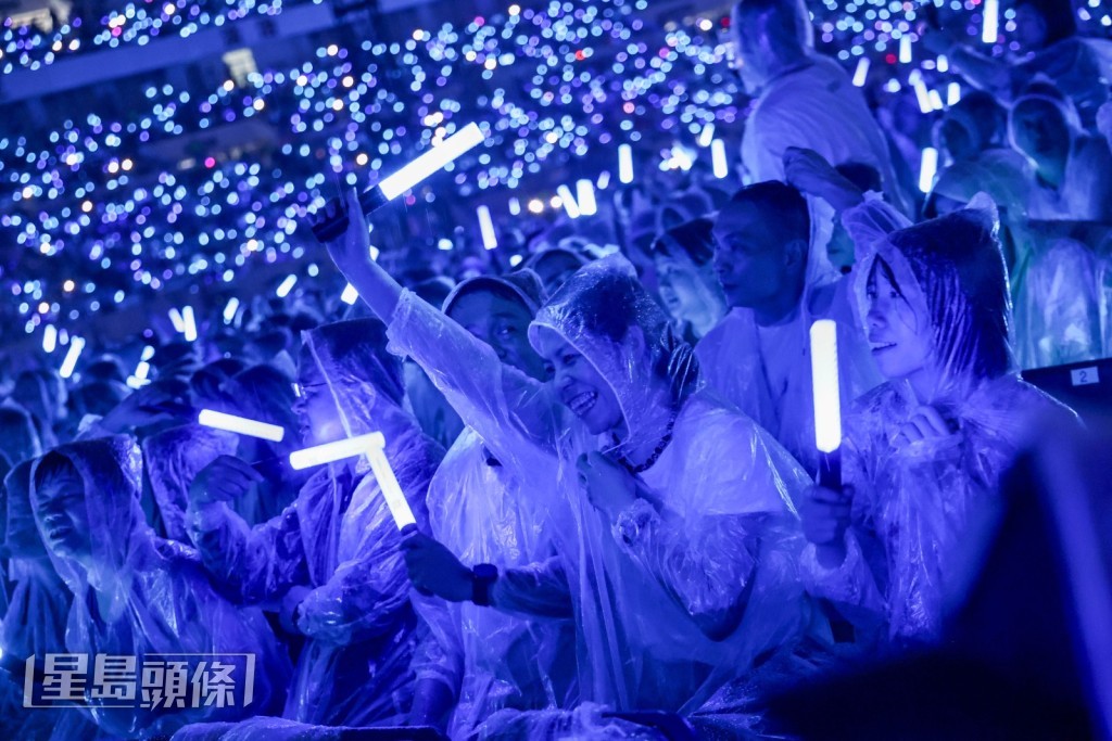 校長說:「落雨落到好大,雖然有啲人着咗雨衣,但係有啲都係冇着雨衣,大家喺度淋住雨睇騷。」 校長說:「落雨落到好大,雖然有啲人着咗雨衣,但係有啲都係冇着雨衣,大家喺度淋住雨睇騷。」