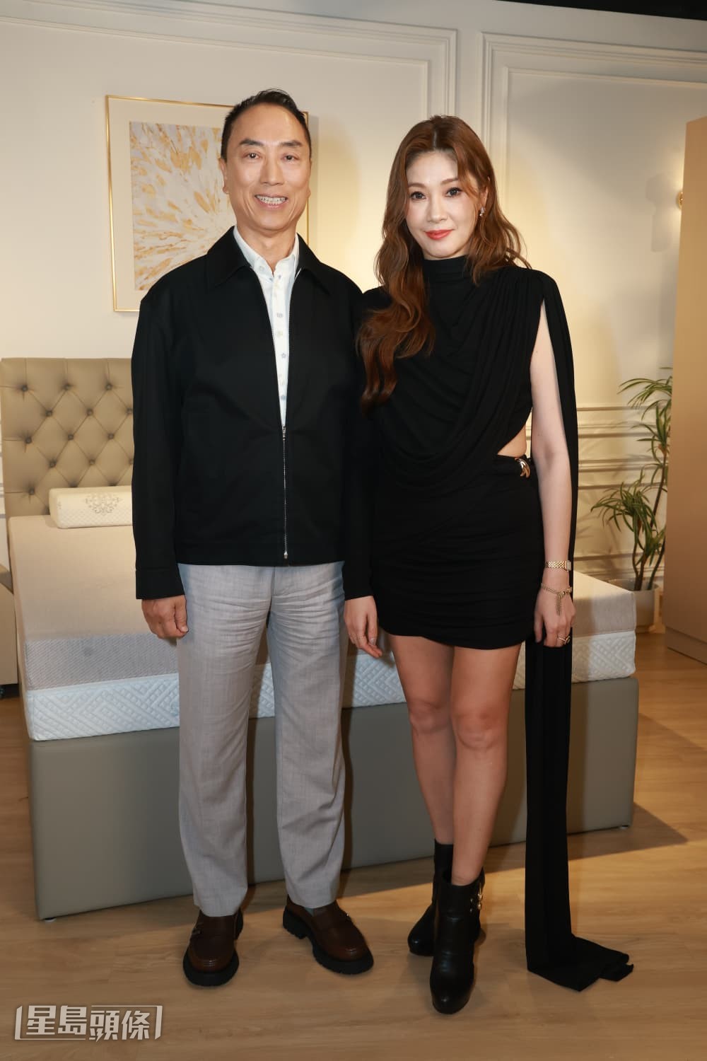 鄔友正、翁嘉穗夫婦到場探班。