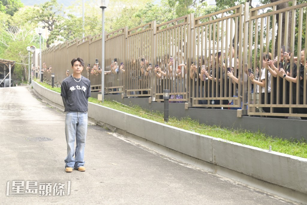  近百生粉（粉丝暱称）在门外等候！