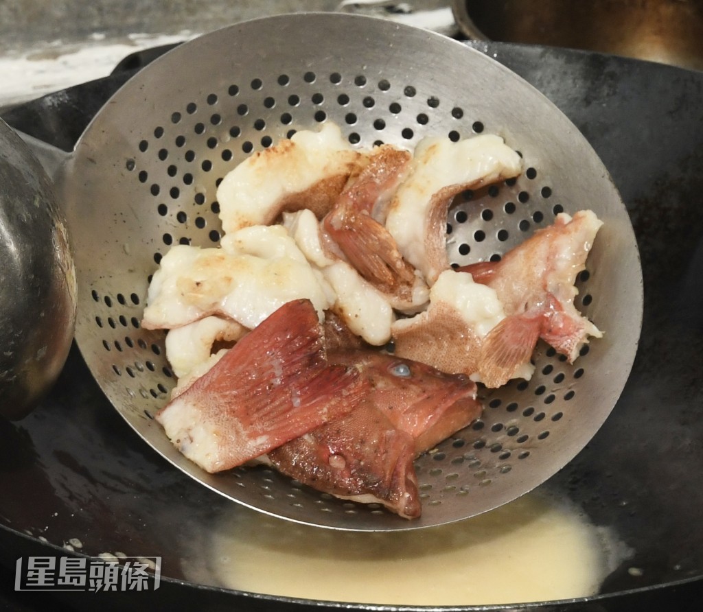 東星斑的肉、頭及尾需要多重醃製、煎香，再用魚湯和配料烹調。