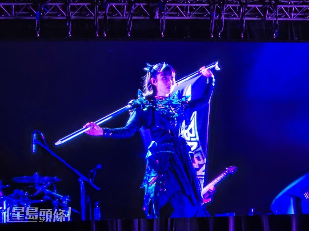 Encore前，粉𢇁忍不住不停大叫「BABYMETAL!」呼喚他們。