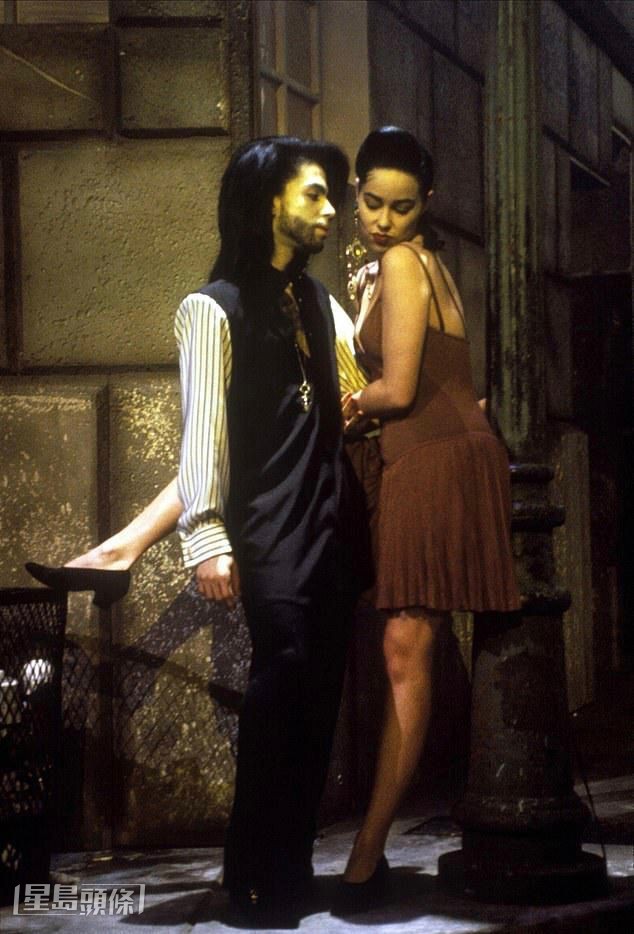 Jill Jones有份參與Prince專輯《1999》的和音工作。