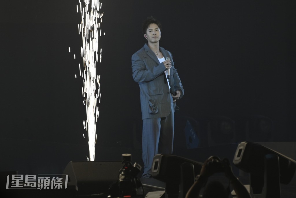 陳柏宇出場唱出《墜落》。 陳柏宇出場唱出《墜落》。