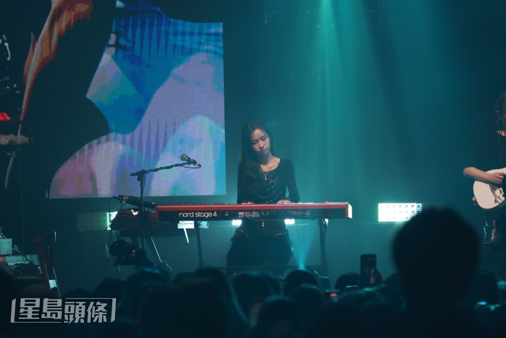 妹妹上台彈琴伴奏。