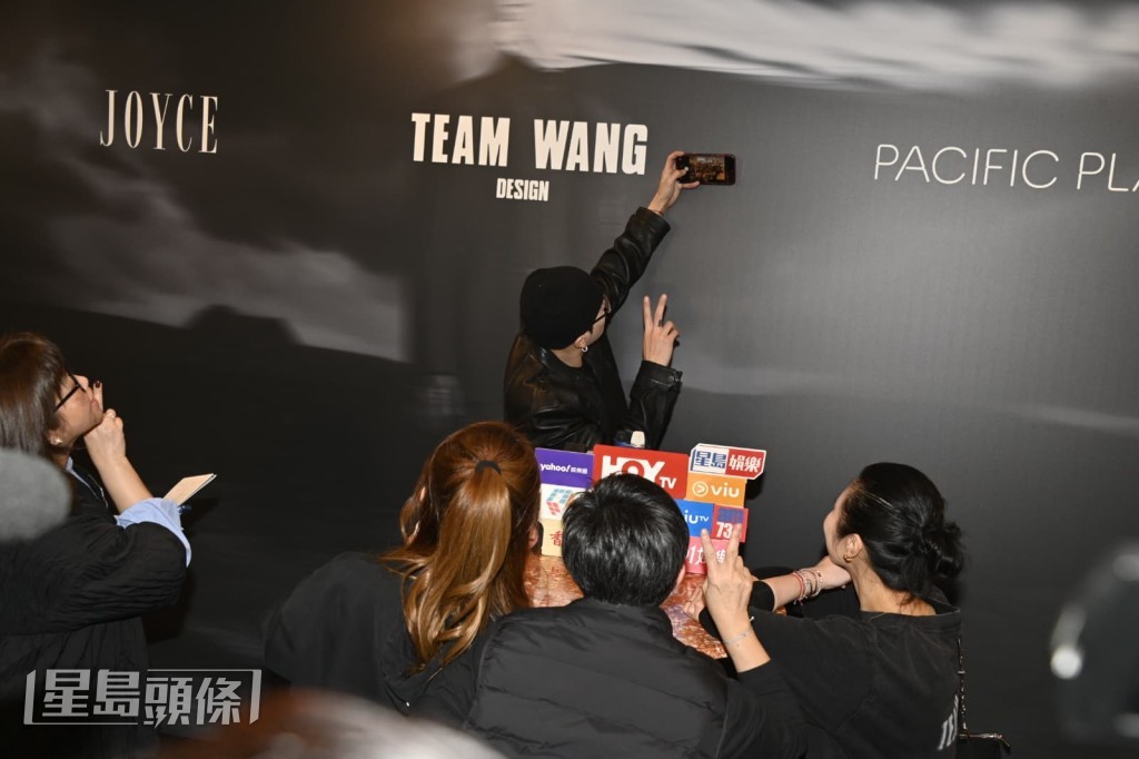 和大家自拍大合照。