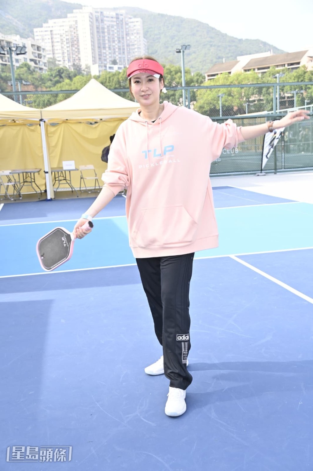 問到為何如此突然?她表示只是沒有跟大家講,與老公拍拖兩年,認為低調處理比較好。 問到為何如此突然?她表示只是沒有跟大家講,與老公拍拖兩年,認為低調處理比較好。