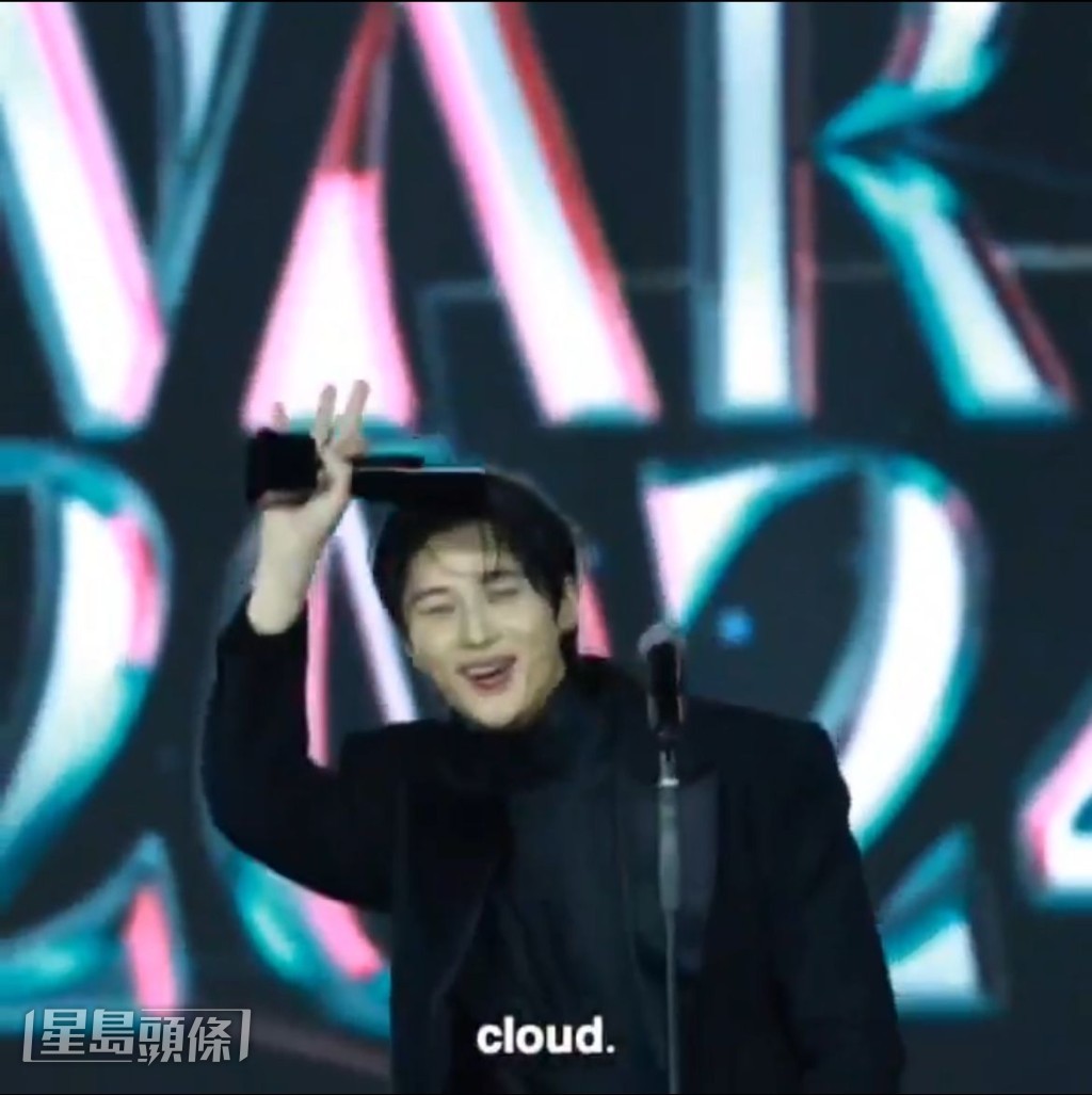 邊佑錫想補充致謝辭時，升降台卻在下降