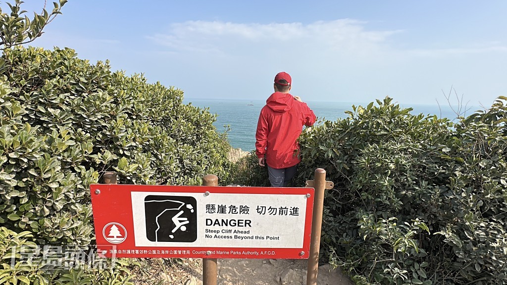 不少遊人無視警台,走近懸崖拍照。劉漢權攝 不少遊人無視警台,走近懸崖拍照。劉漢權攝