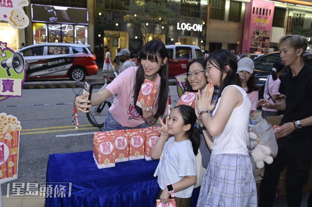 跟途人自拍。 跟途人自拍。