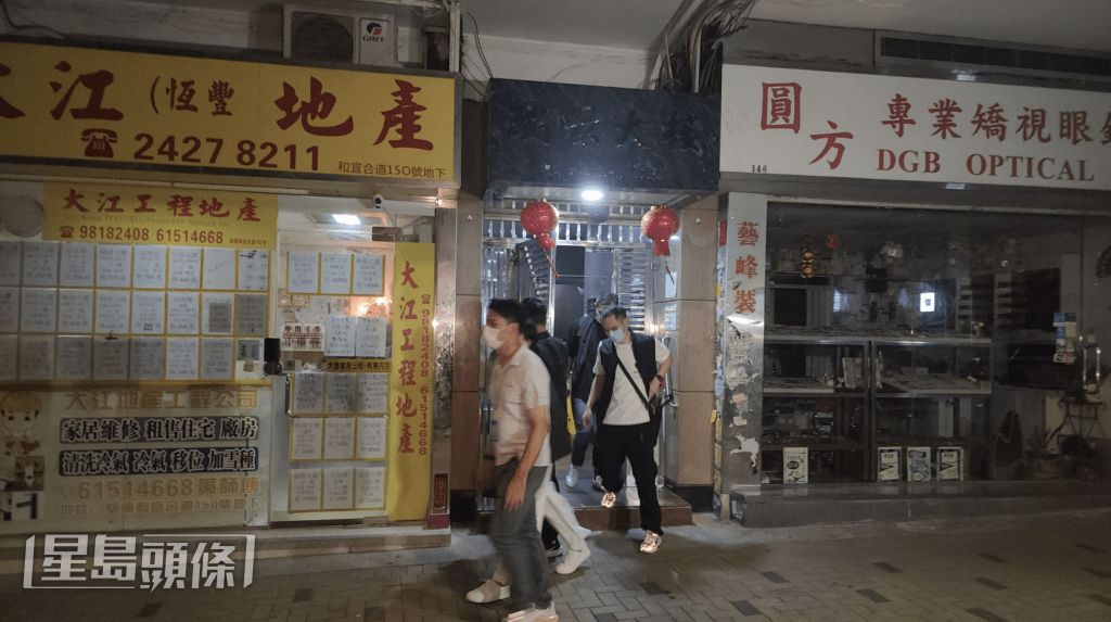 至晚上11時許，多名警員從大廈步出離開。