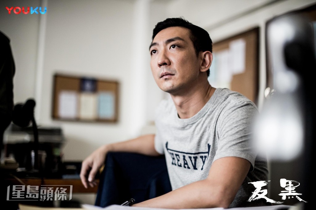 有傳李璨琛在《反黑》第一季時投資了超過7位數字,不過最終資金下落不明,連片酬都收唔足。 有傳李璨琛在《反黑》第一季時投資了超過7位數字,不過最終資金下落不明,連片酬都收唔足。