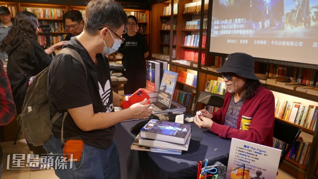 一眾粉絲開心有機會一睹偶像風采。