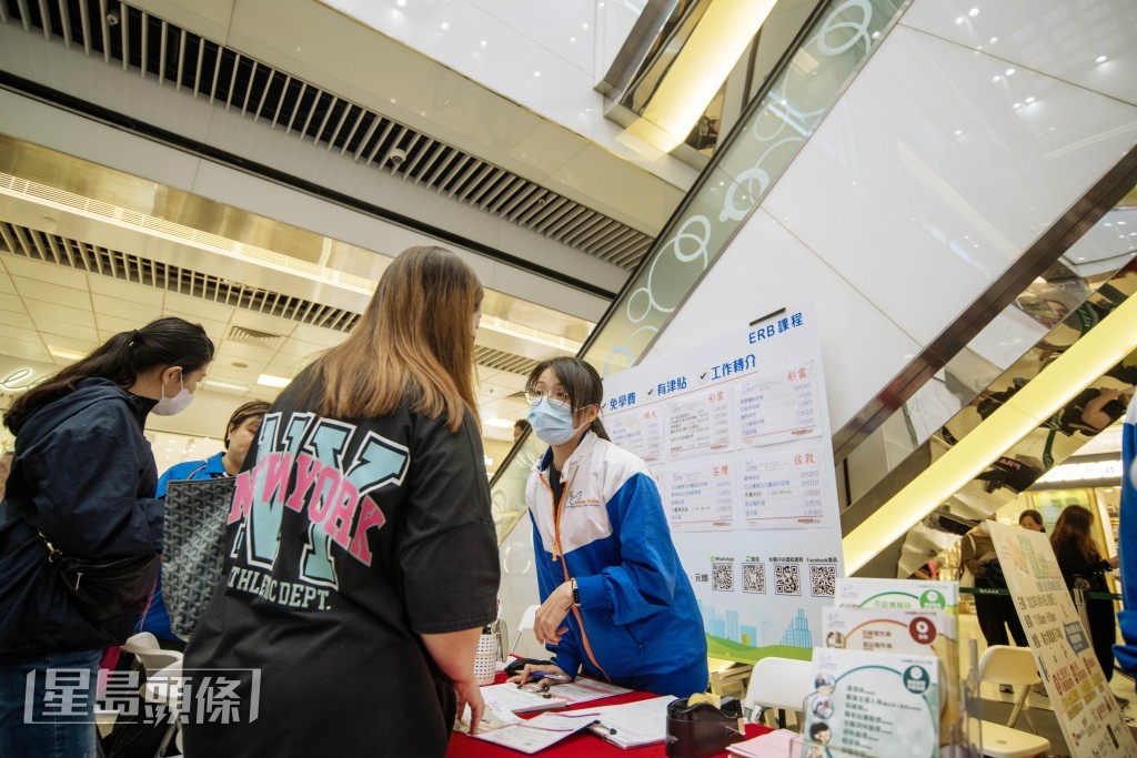 招聘会在九龙湾举行。欧乐年摄