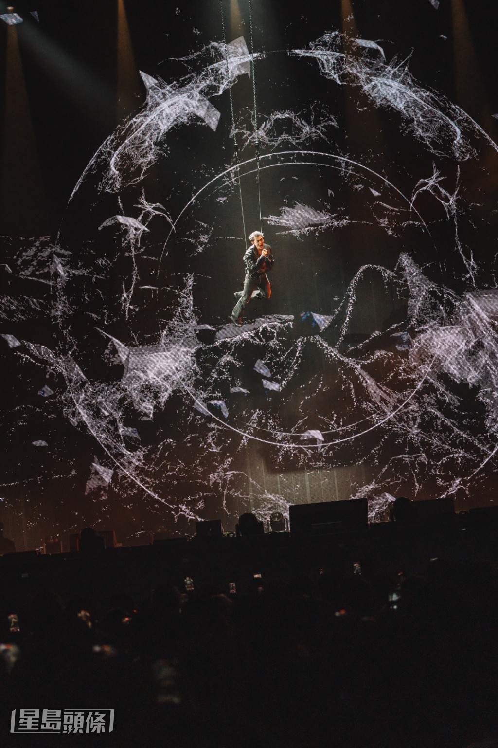 飛上半空獻唱。