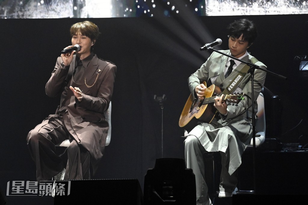 坤哥和胡鸿钧分别弹奏结他和钢琴，演唱他们成长追梦的歌曲及剧集歌。