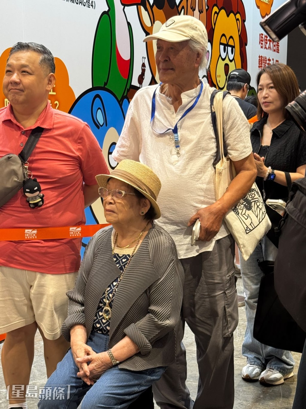 鄭啟泰父母亦有現身。 鄭啟泰父母亦有現身。