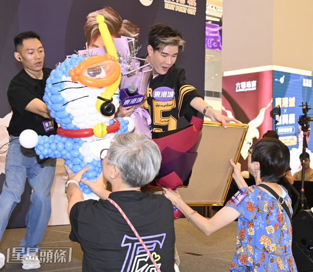 張與辰更獲「晨粉」(粉絲名稱)送禮物。 張與辰更獲「晨粉」(粉絲名稱)送禮物。