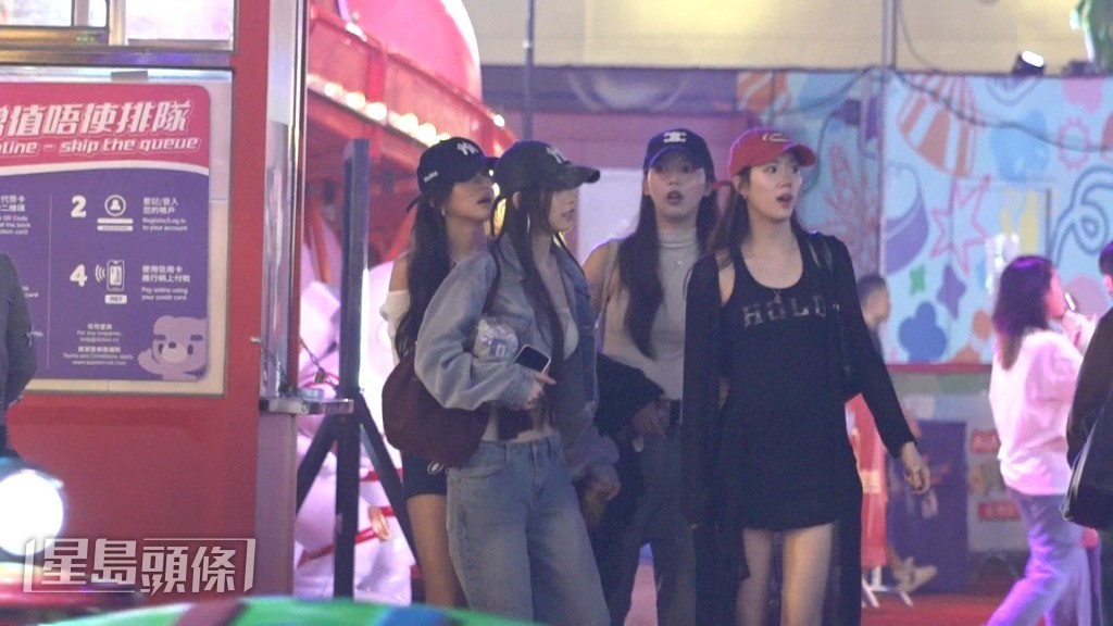 4女全程似足「糖黐豆」！