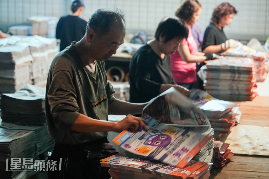 工作人員分發警方防騙刊物《提紙》。吳艷玲攝