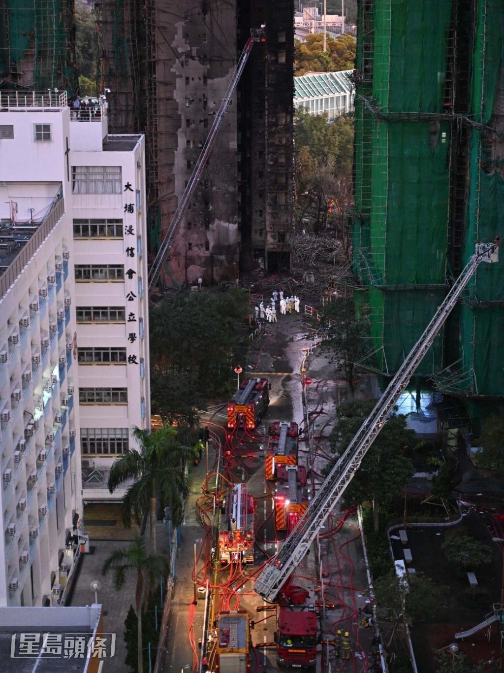 災場一片頹垣敗瓦。 災場一片頹垣敗瓦。