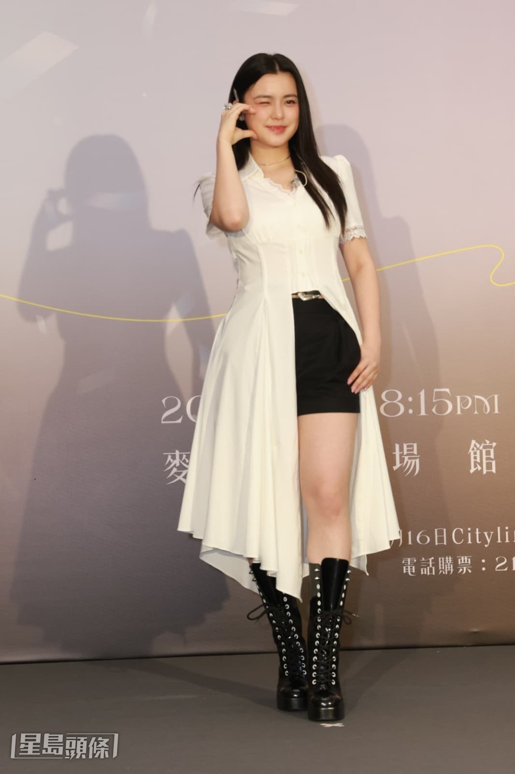又謂前三次做騷也在麥花臣,今次第四次在該場地可以開個人演唱會,感覺神奇和圓滿。 又謂前三次做騷也在麥花臣,今次第四次在該場地可以開個人演唱會,感覺神奇和圓滿。