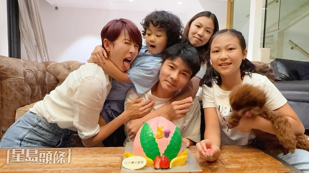 二人育有大女張楚兒、二女張信兒及細仔張樂兒，一家五口幸福美滿。