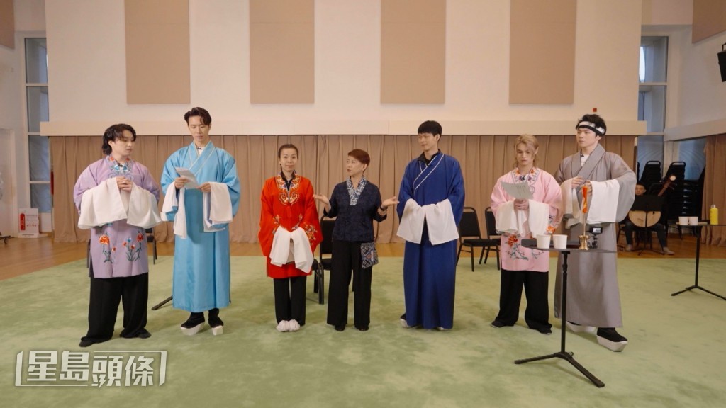 四子跟西九演艺戏曲主管钟珍珍学粤剧基本功“四功五法”之中的四功。 四子跟西九演艺戏曲主管钟珍珍学粤剧基本功“四功五法”之中的四功。