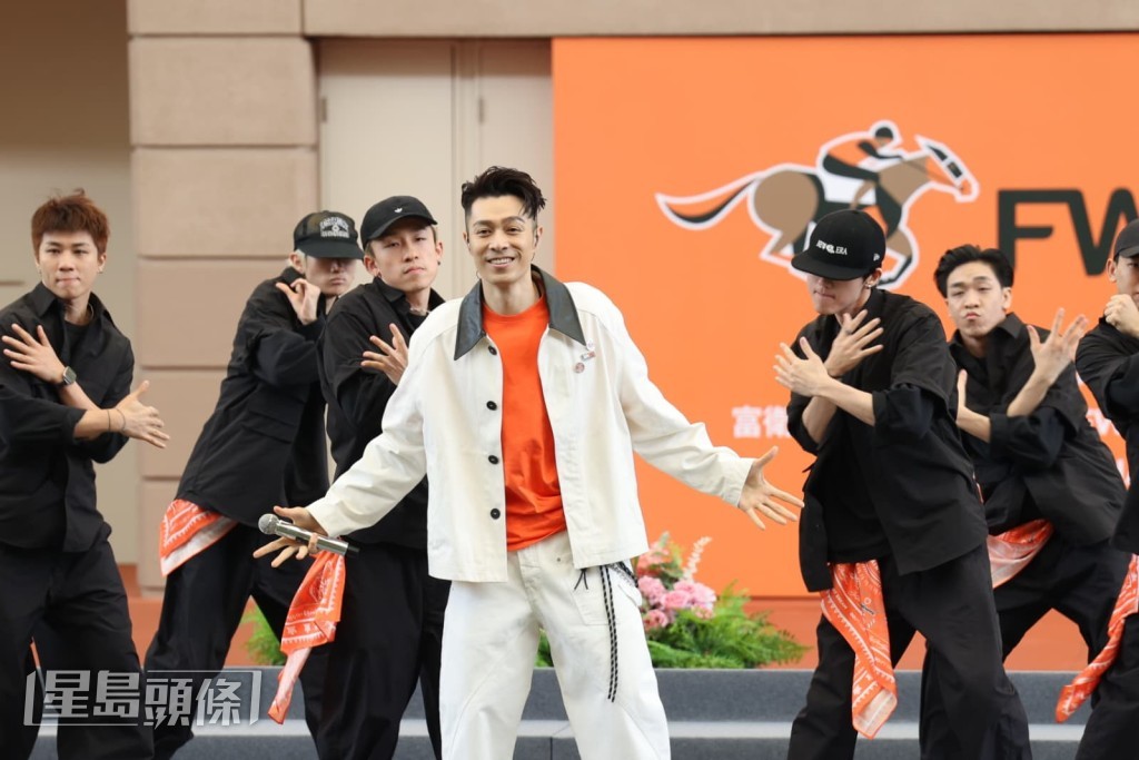 柏豪透露今日亦有帶同長輩和一對子女入場。