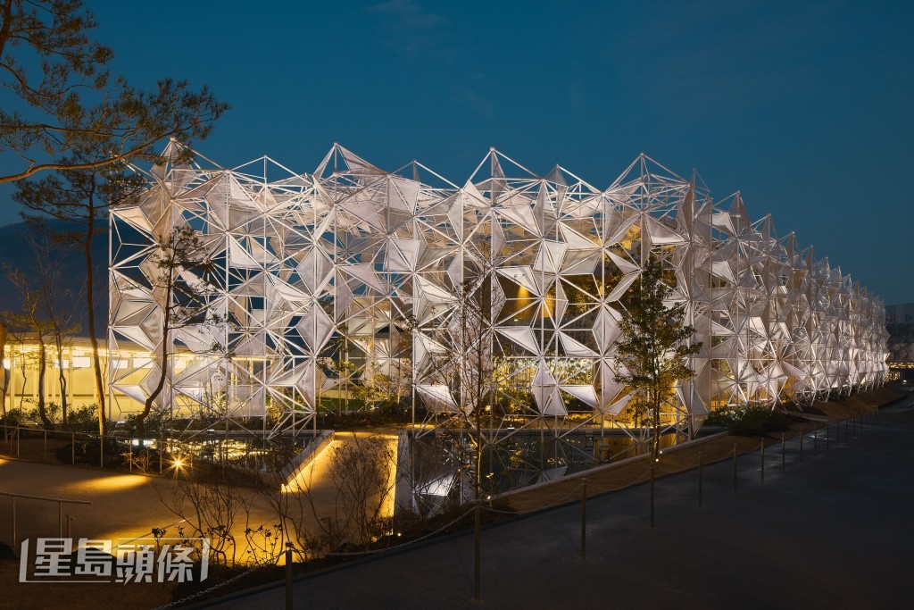 展館外立面靈感源自「組子細工」工藝,由建築師永山祐子構思。 展館外立面靈感源自「組子細工」工藝,由建築師永山祐子構思。