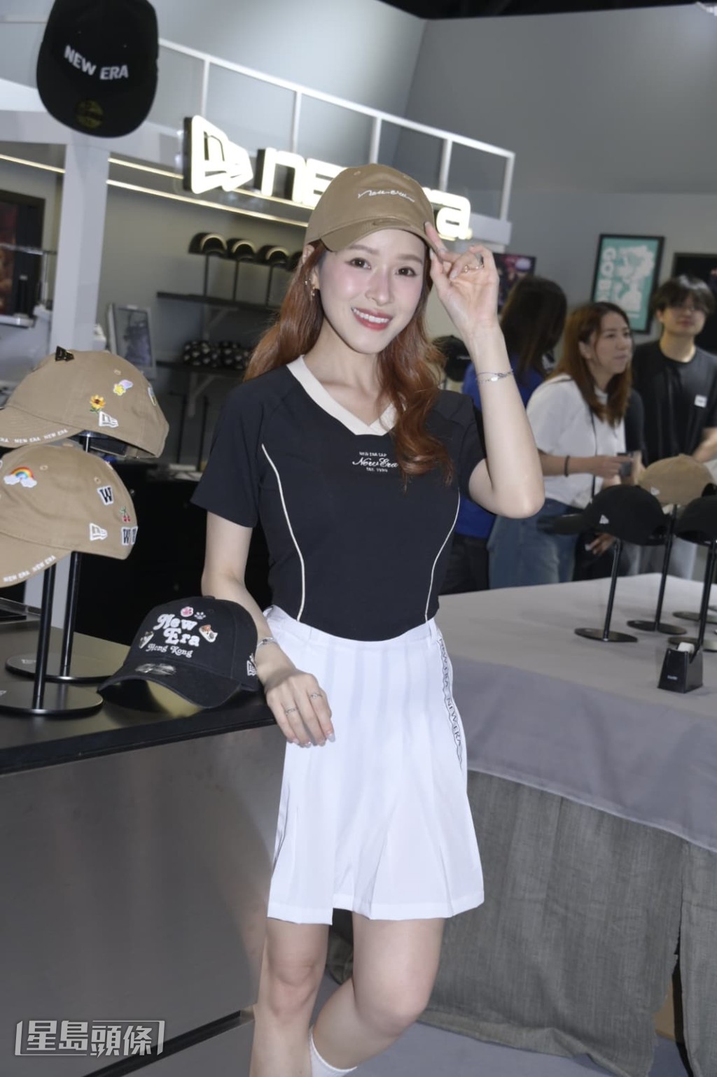 伍允龍表示兩人第一次同場工作，並會約女友四圍參觀。