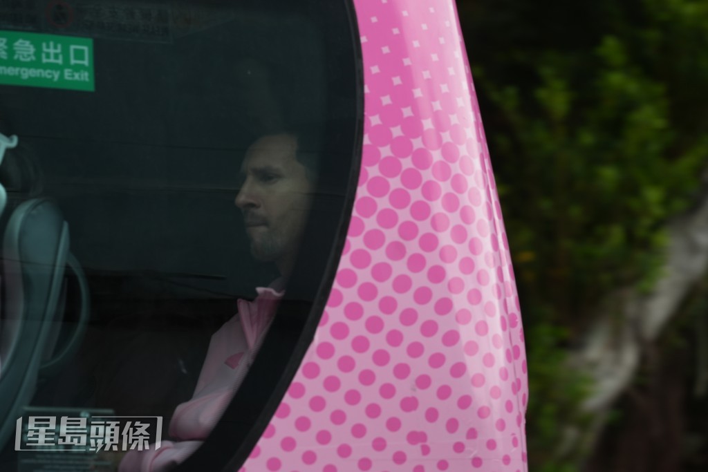 美斯所屬車隊下午約2時離開酒店前往大球場。（劉駿軒攝）