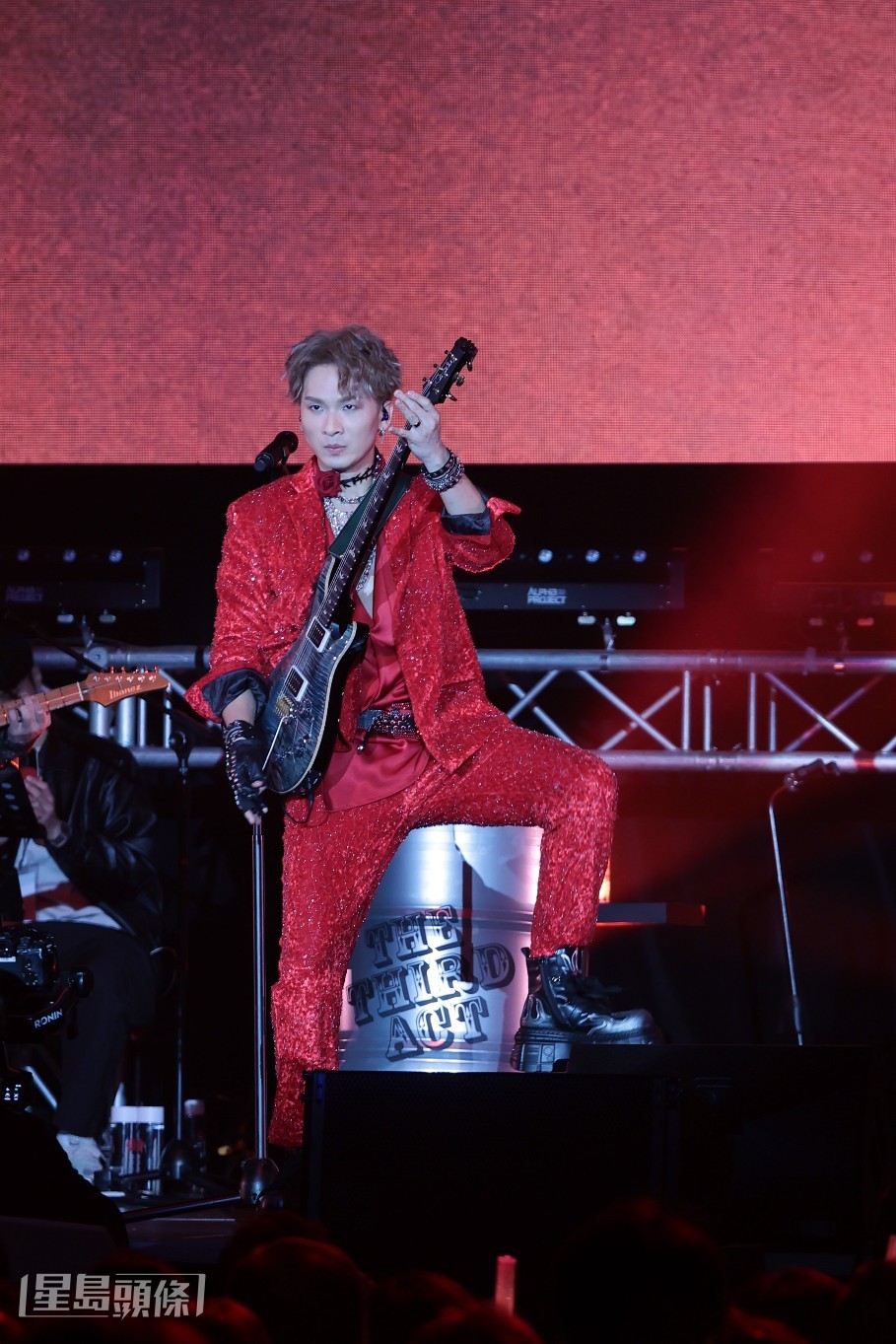 吉吉自彈自唱,rock爆舞台! 吉吉自彈自唱,rock爆舞台!