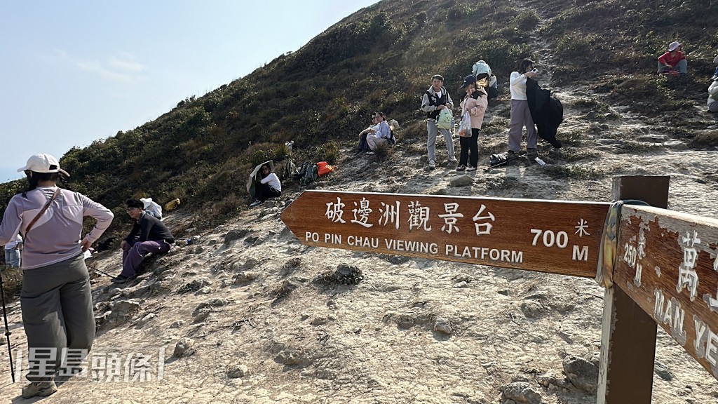 破邊洲漫山遍野是人群。劉漢權攝 破邊洲漫山遍野是人群。劉漢權攝