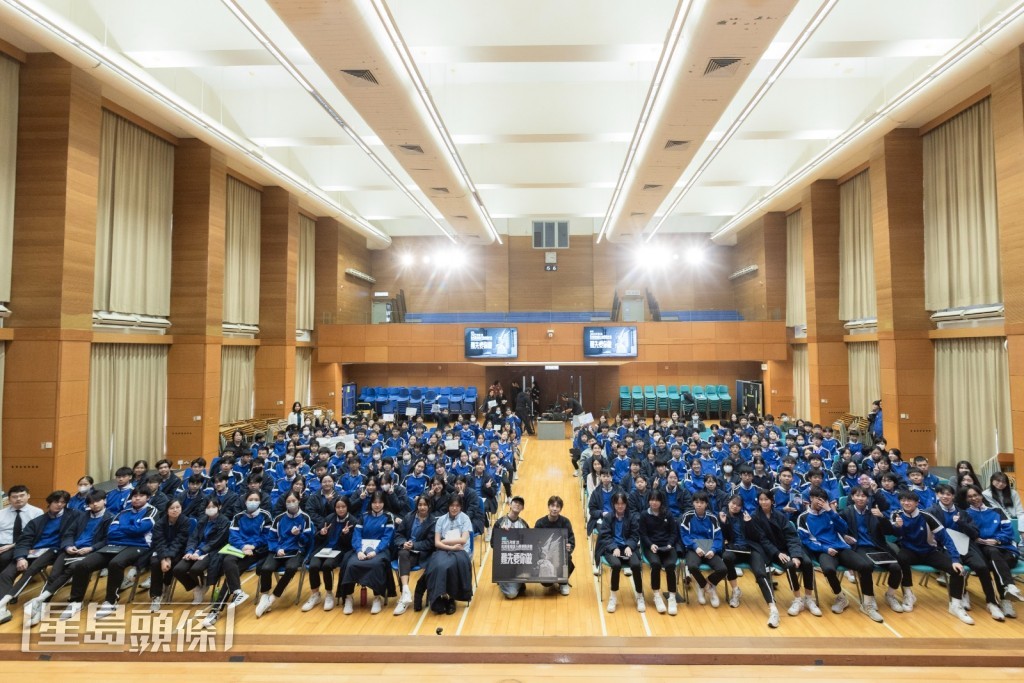 洪嘉豪深深感受到同學們的熱情。 洪嘉豪深深感受到同學們的熱情。