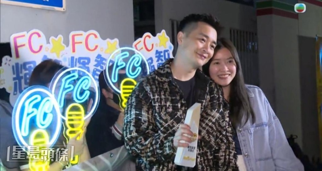 輝智與靚老婆都鍾意食嘢。 輝智與靚老婆都鍾意食嘢。