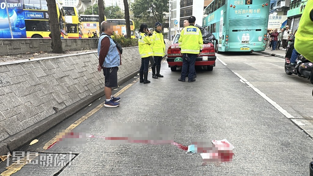 地上遺下血漬。劉漢權攝