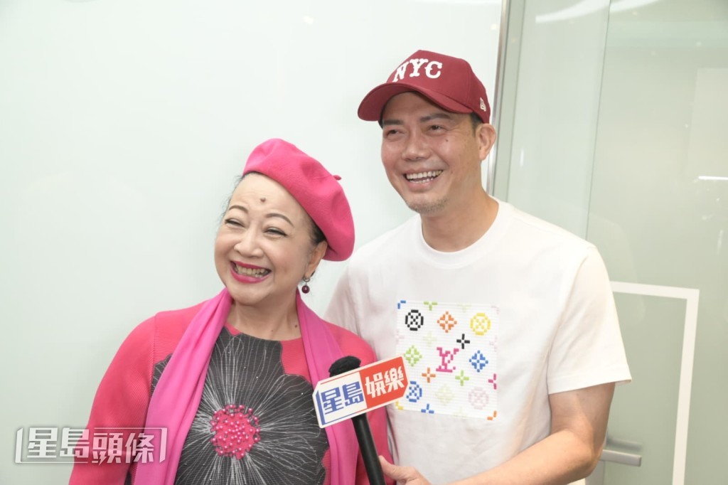 家燕姐跟在長篇劇《皆大歡喜》飾演母子的謝天華(天華)接受訪問。 家燕姐跟在長篇劇《皆大歡喜》飾演母子的謝天華(天華)接受訪問。