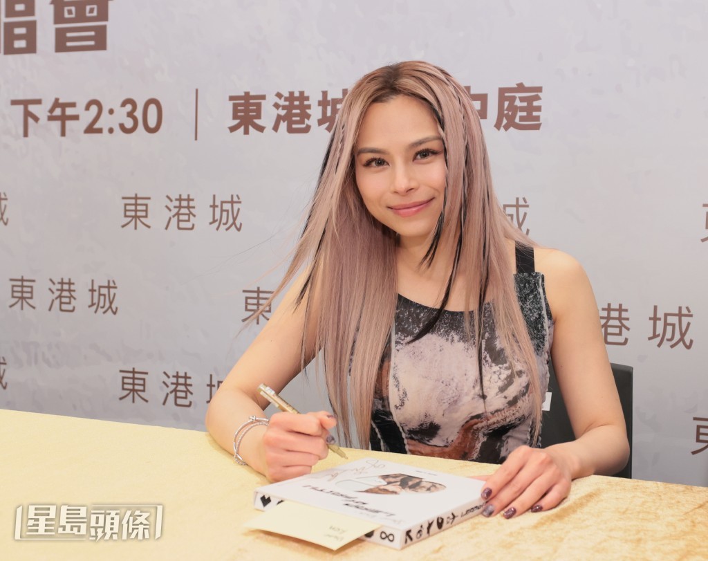 Gin Lee逐一為200位早前成功換領簽唱證的幸運兒於新碟上簽名。