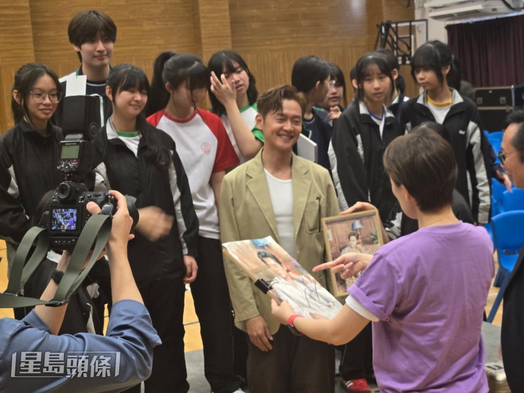 活動後有同學遞上親手所畫張振朗肖像畫作要求簽名。
