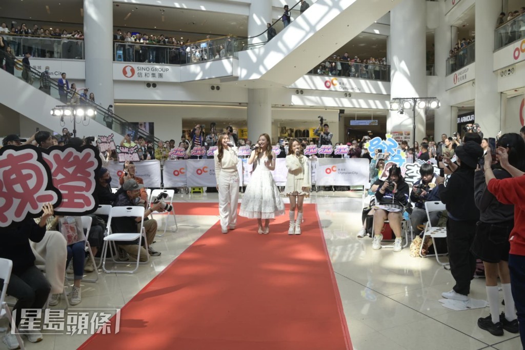 身為女團成員的陳瀅、羅毓儀與鍾柔美在粉絲應援下唱主題曲現身。