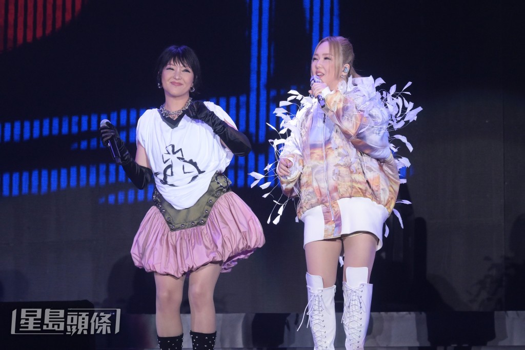 第二場的嘉賓是他的孖生妹妹衛詩Jill。 第二場的嘉賓是他的孖生妹妹衛詩Jill。