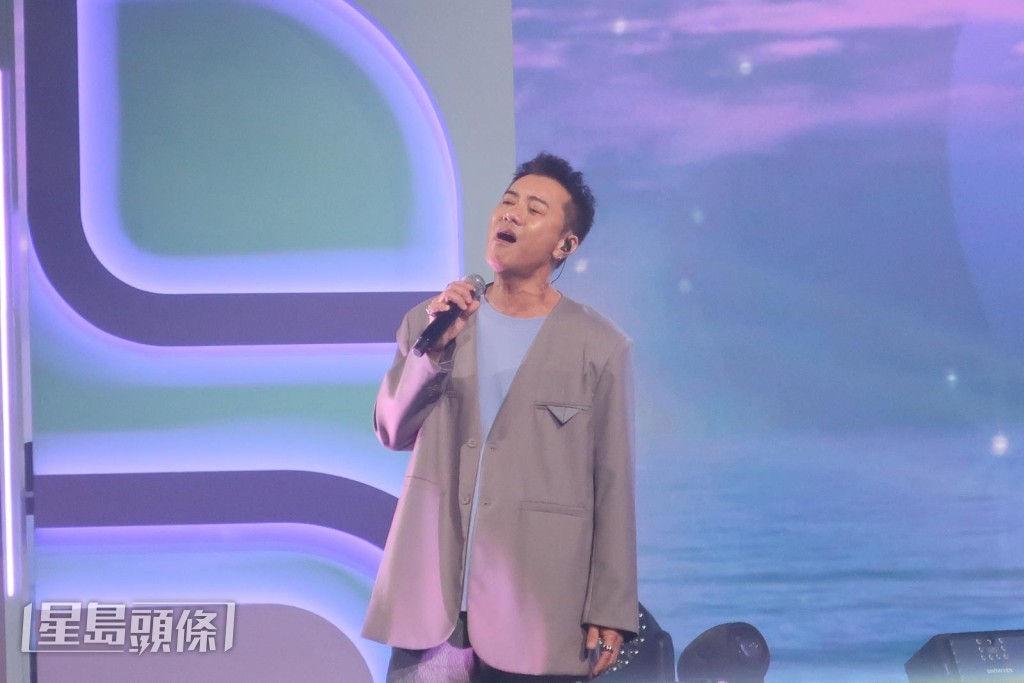 梁漢文在台上獻唱。 梁漢文在台上獻唱。